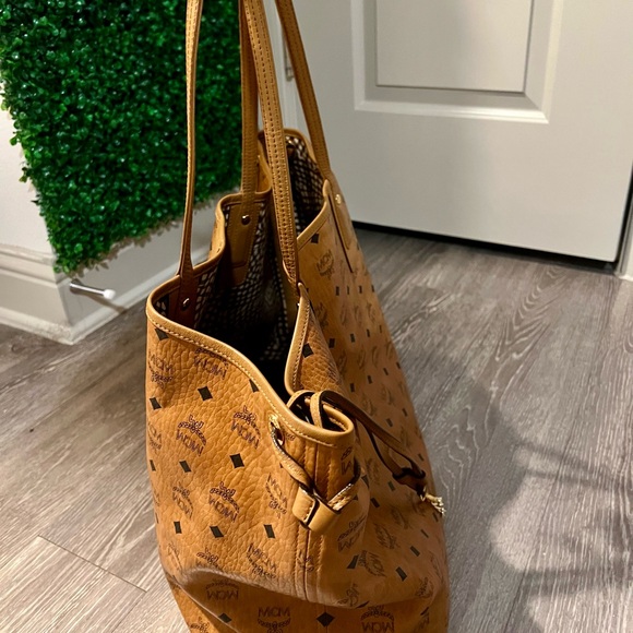 MCM - Liz Large Reversible Visetos Shopper Tote Bag - Picture 4 of 5